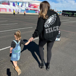 [VIRAL]Taylor Swift REACTS to Kylie Kelce’s Post on her daughter Wyatt’s Reaction to the Popstar’s Golden Globe Photos: “Mom, I want to be like her, please can I meet her…” – And SWEET Response from Taylor Will Melt Your Heart “Wow, you’re so cute, thank you for looking up to me, and I will be…”