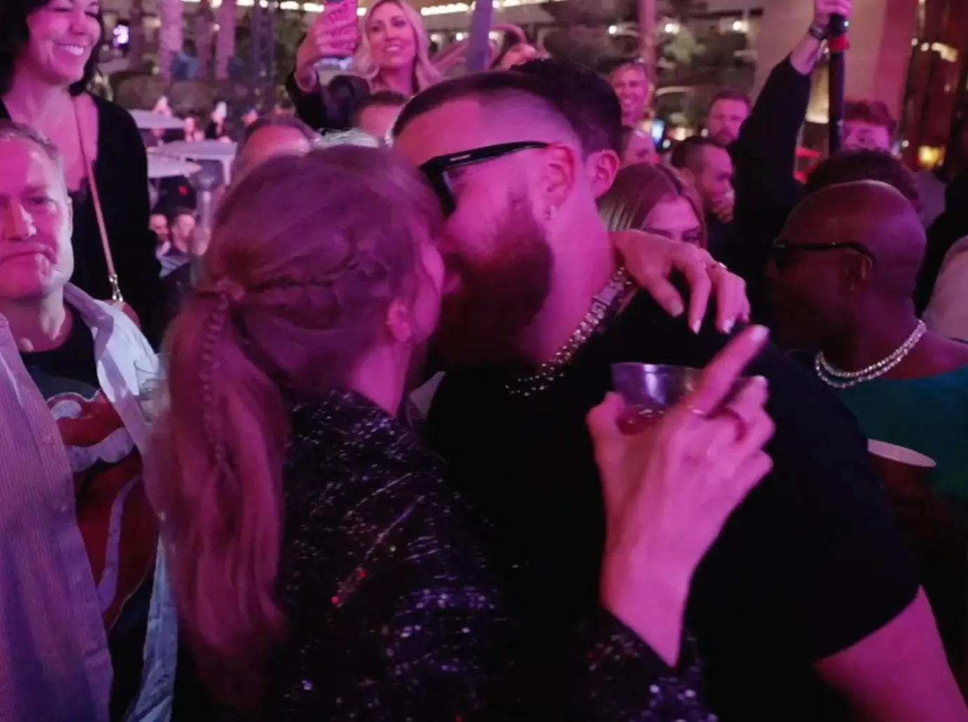 Despite the Presence of Press and Haters, Travis Kelce and Taylor Swift Remain Unfazed in Displaying Affection: They're Clearly in Their Own Bubble, Ignoring External Noise.