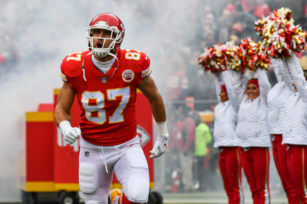 Loyalty at its Finest: "Travis Kelce, Despite NFL Stardom, Prioritizes Team Over Personal Gain, Staying True to Chiefs Without Seeking Improved Contract Terms"