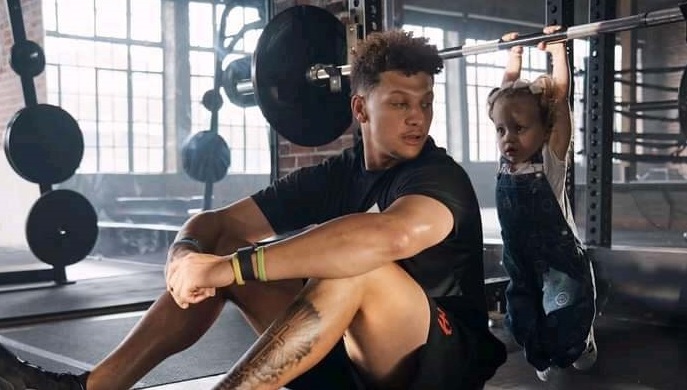 Patrick Mahomes Hit the gym with Daughter Sterling Mahomes while sterling tries to be like her dad....Kid got some Muscle [VIDEO]