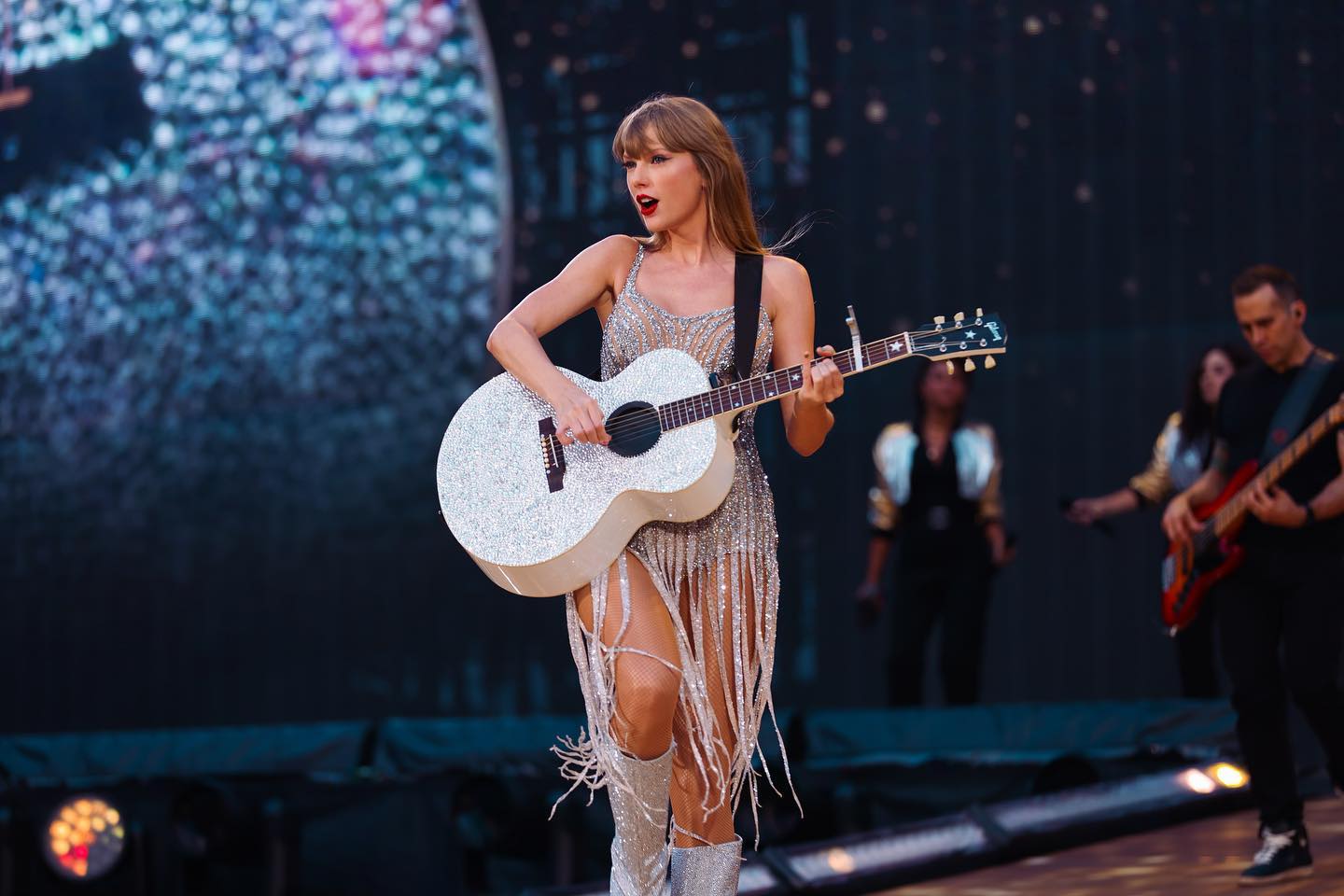 New data from Barclays reveals that Taylor Swift’s highly anticipated Eras Tour is predicted to provide a £997m1 boost to the UK economy, with Swifties forking out £848 on average to see their idol at one of the 15 UK tour dates.