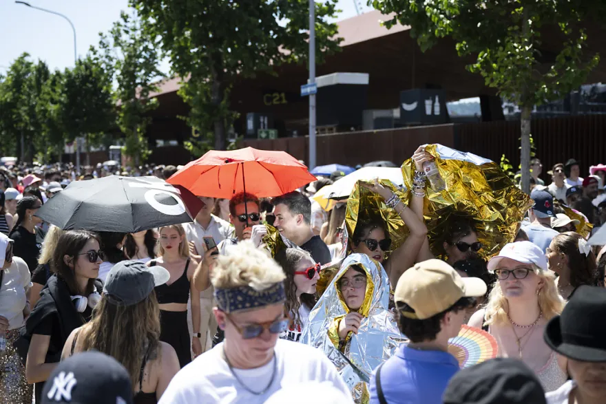 [Swifterland] Taylor Swift fans line up early for first Swiss concert